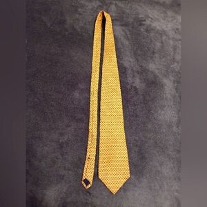 Burberrys Of London 100% silk made in USA patterned tie